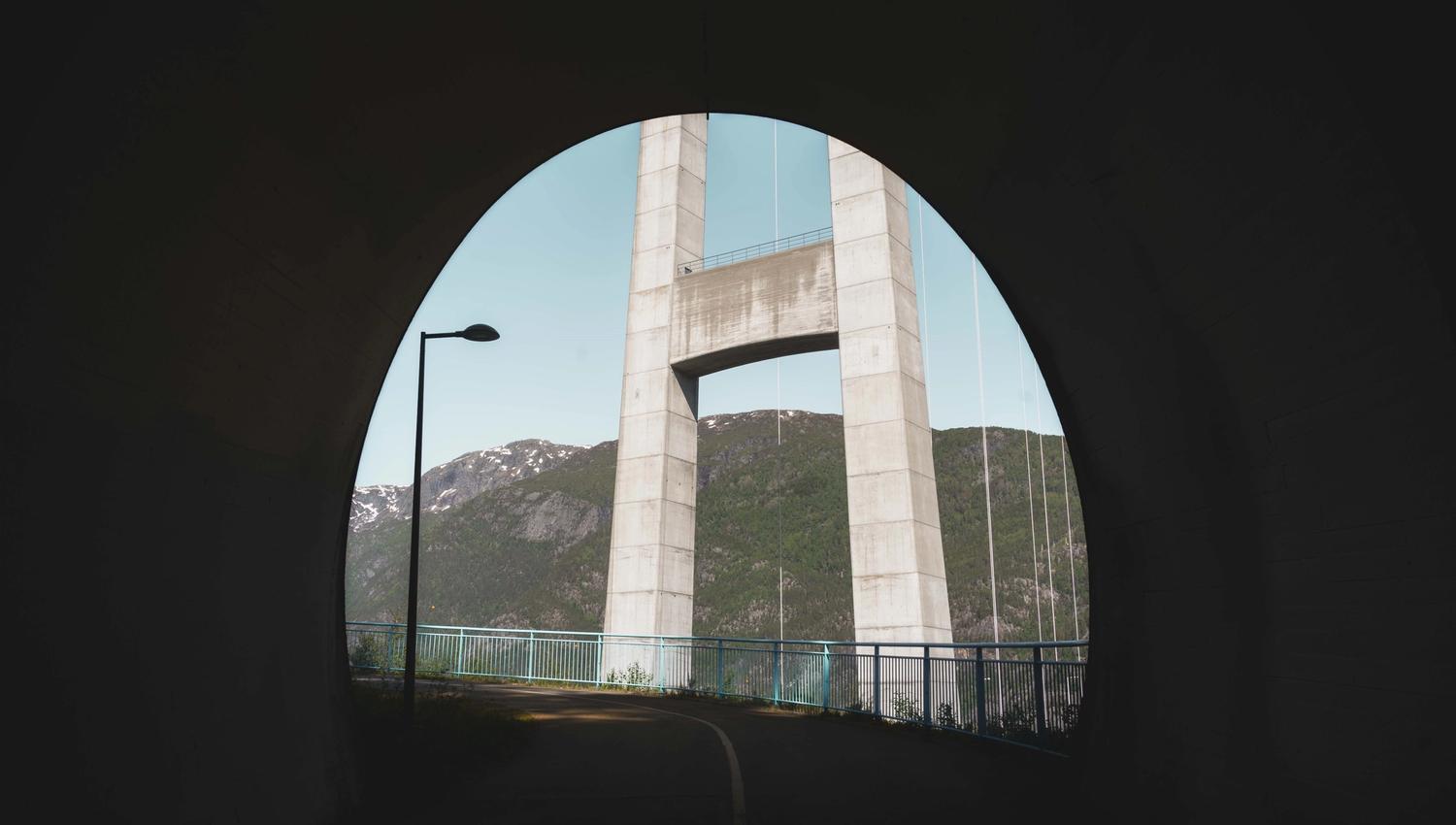 Bilde av broen sett fra innsiden av en tunnel.