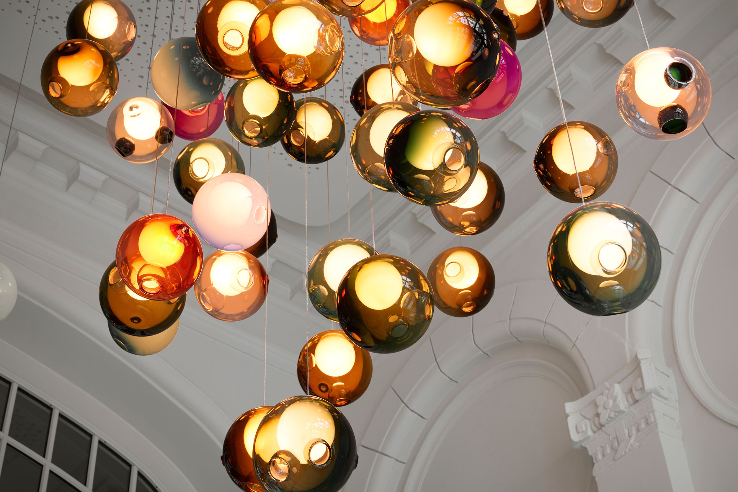 Fantastiske lamper i inngangspartiet på Hotel 1904