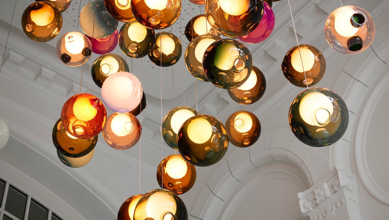 Fantastiske lamper i inngangspartiet på Hotel 1904