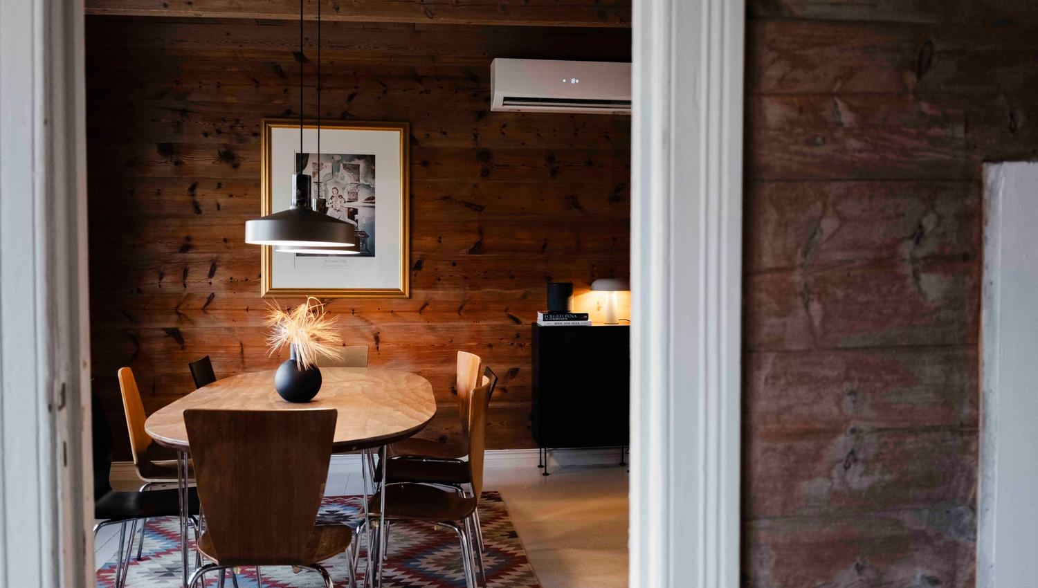 Stilfull spisestove med varme detaljar og naturleg lys på Stigen Fjordlodge.