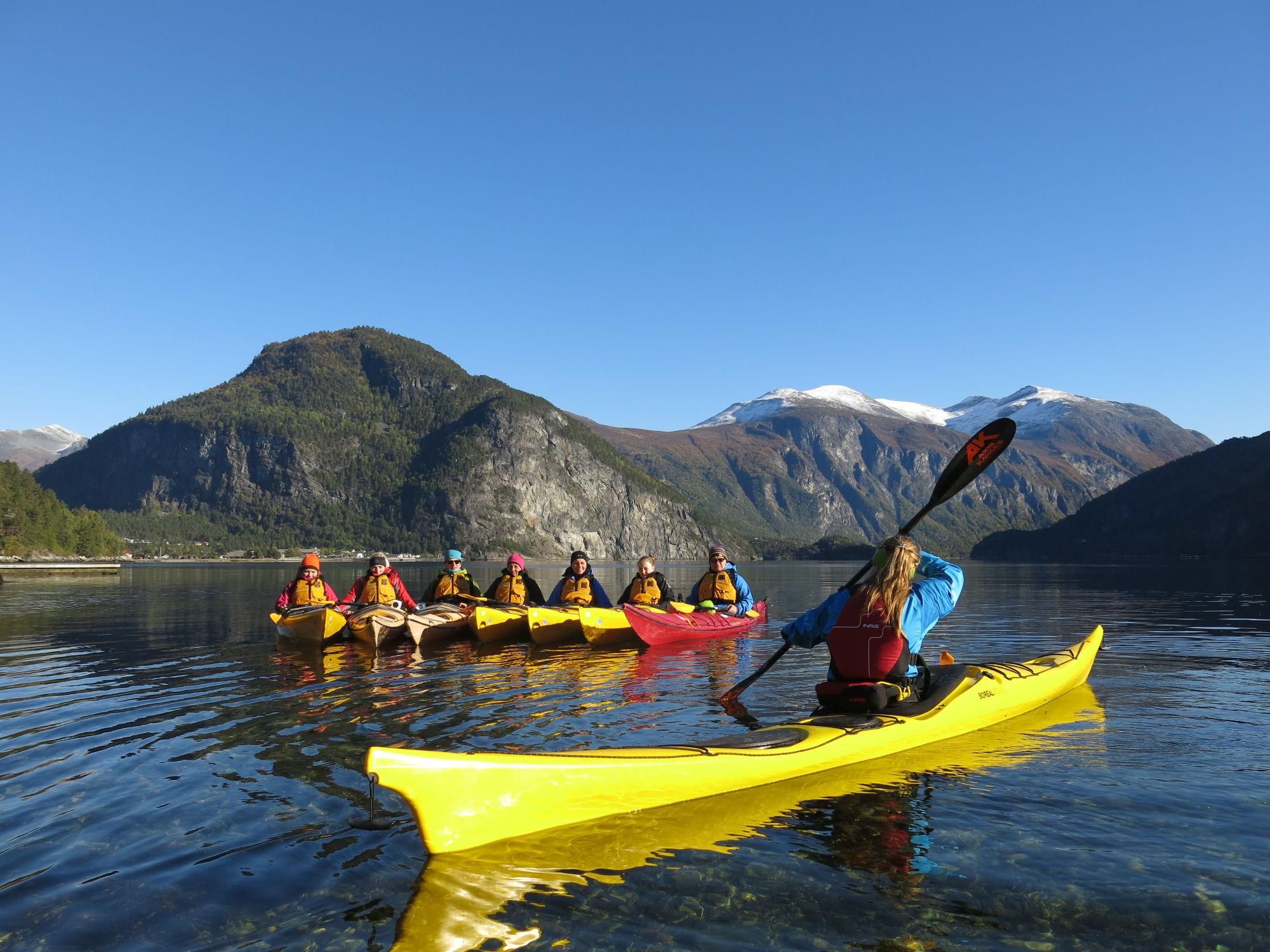 Kajakktur i Valldal på stille fjord med Uteguiden