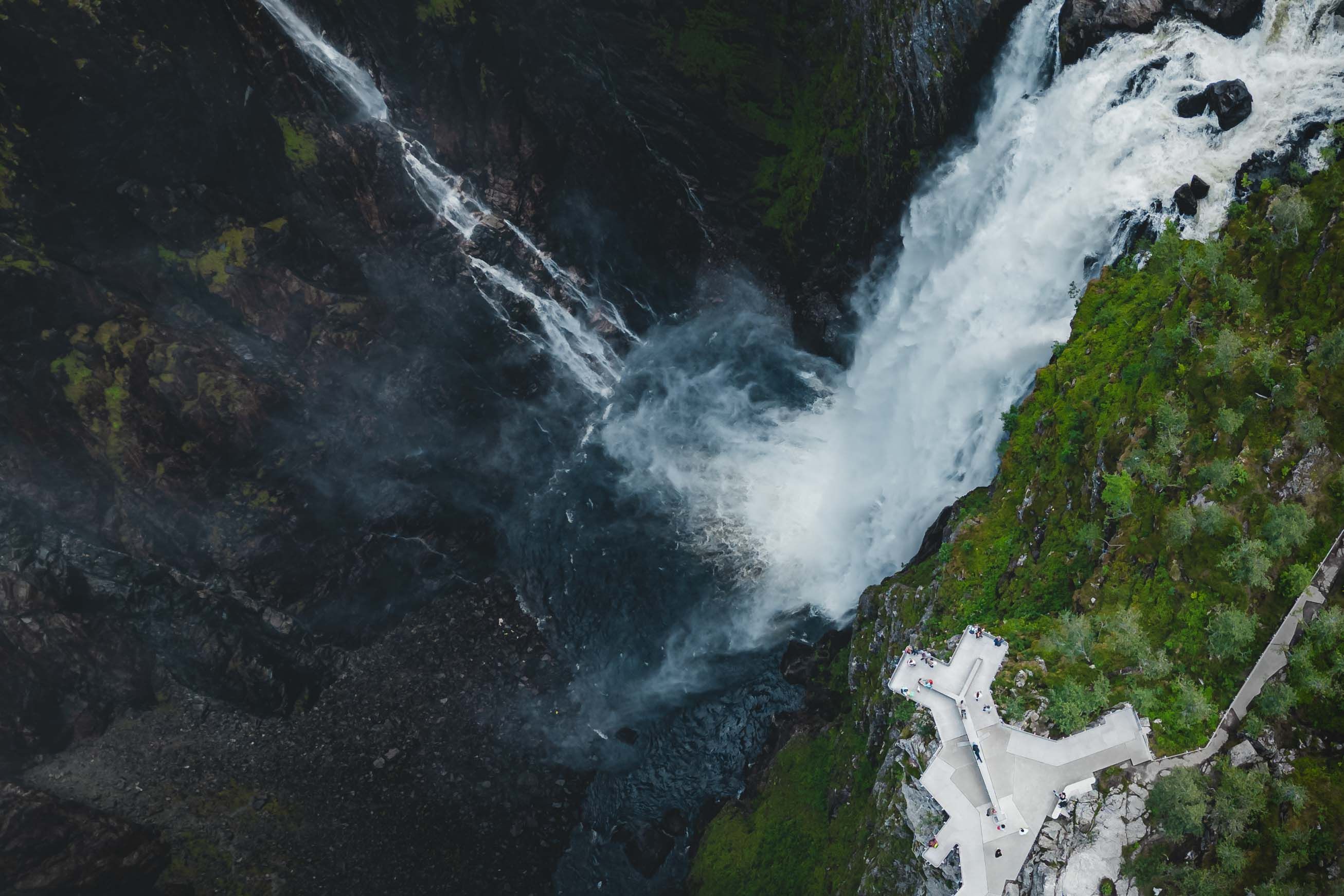 Et dronebilde ovenfra og ned av den nye utsiktsplattformen med fossen i bakgrunnen.