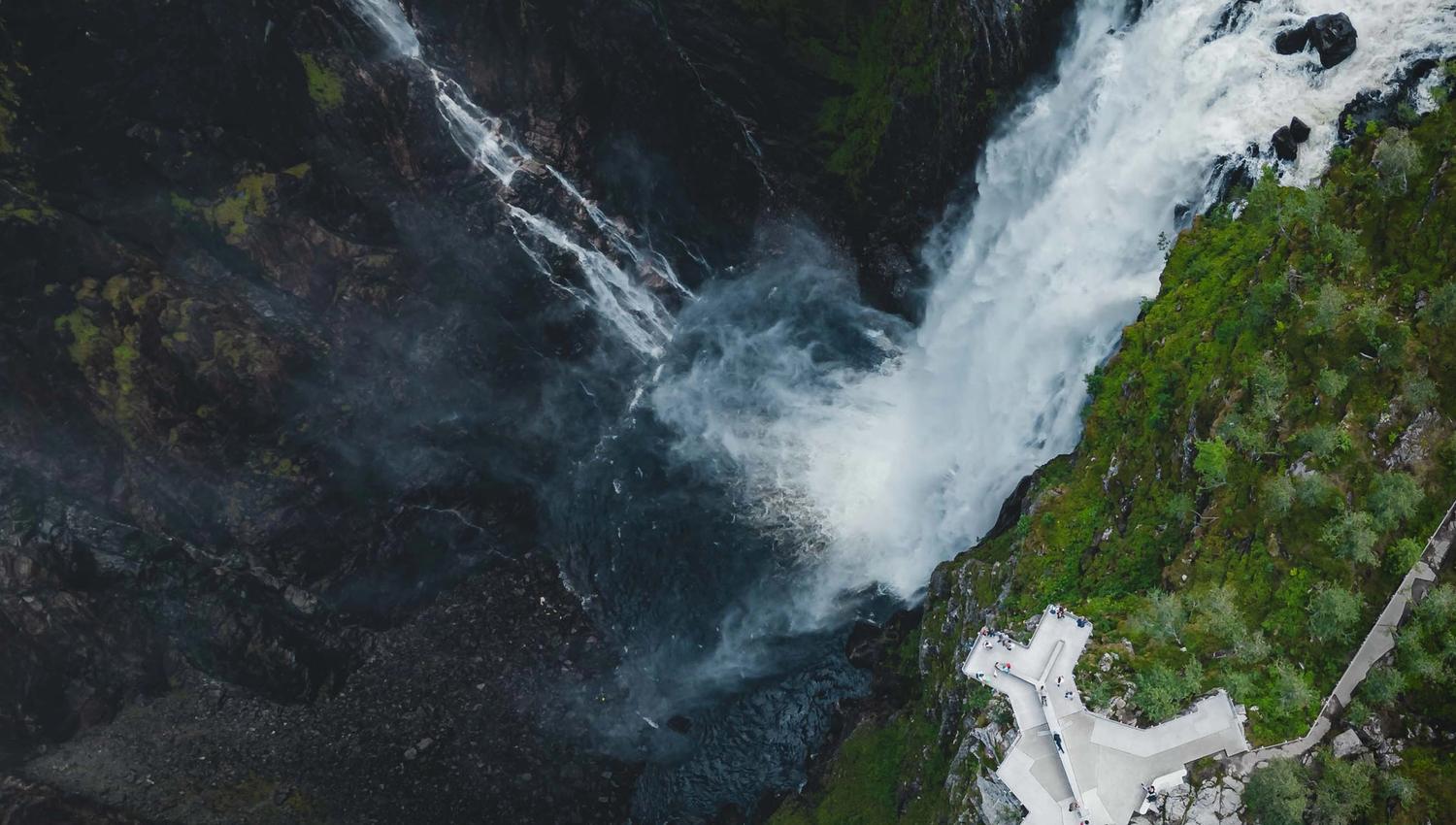 Et dronebilde ovenfra og ned av den nye utsiktsplattformen med fossen i bakgrunnen.