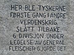 Inscription: "This is the place where the Germans experienced their first strike back. The 6th division led by General Fleischer did it" Foto: Turistkontoret i Bjerkvik