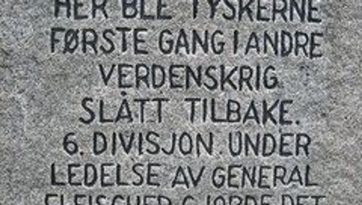 Inscription: "This is the place where the Germans experienced their first strike back. The 6th division led by General Fleischer did it" Foto: Turistkontoret i Bjerkvik