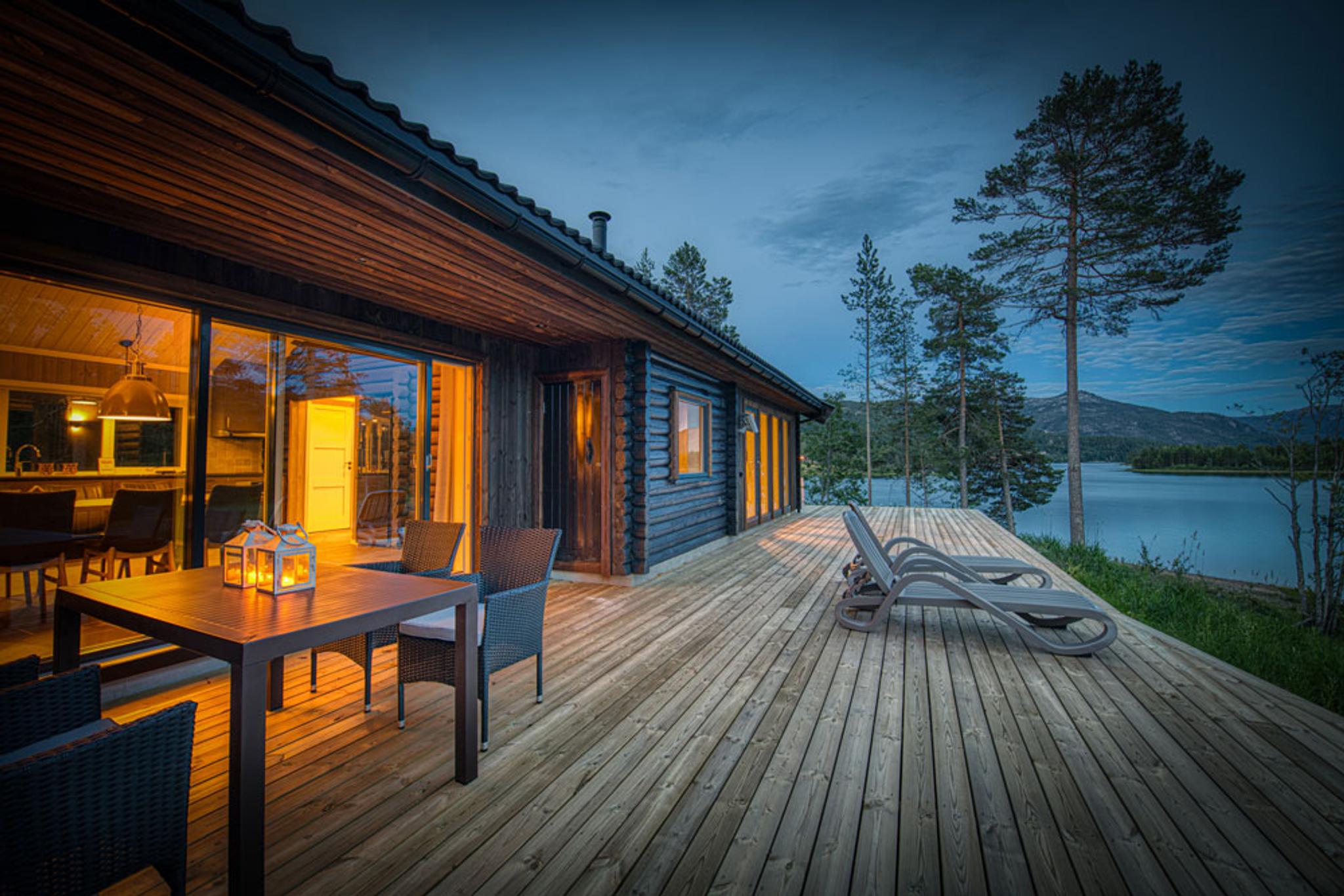 stor hytte med flott terrasse og utsikt på Vrådal Hyttegrend