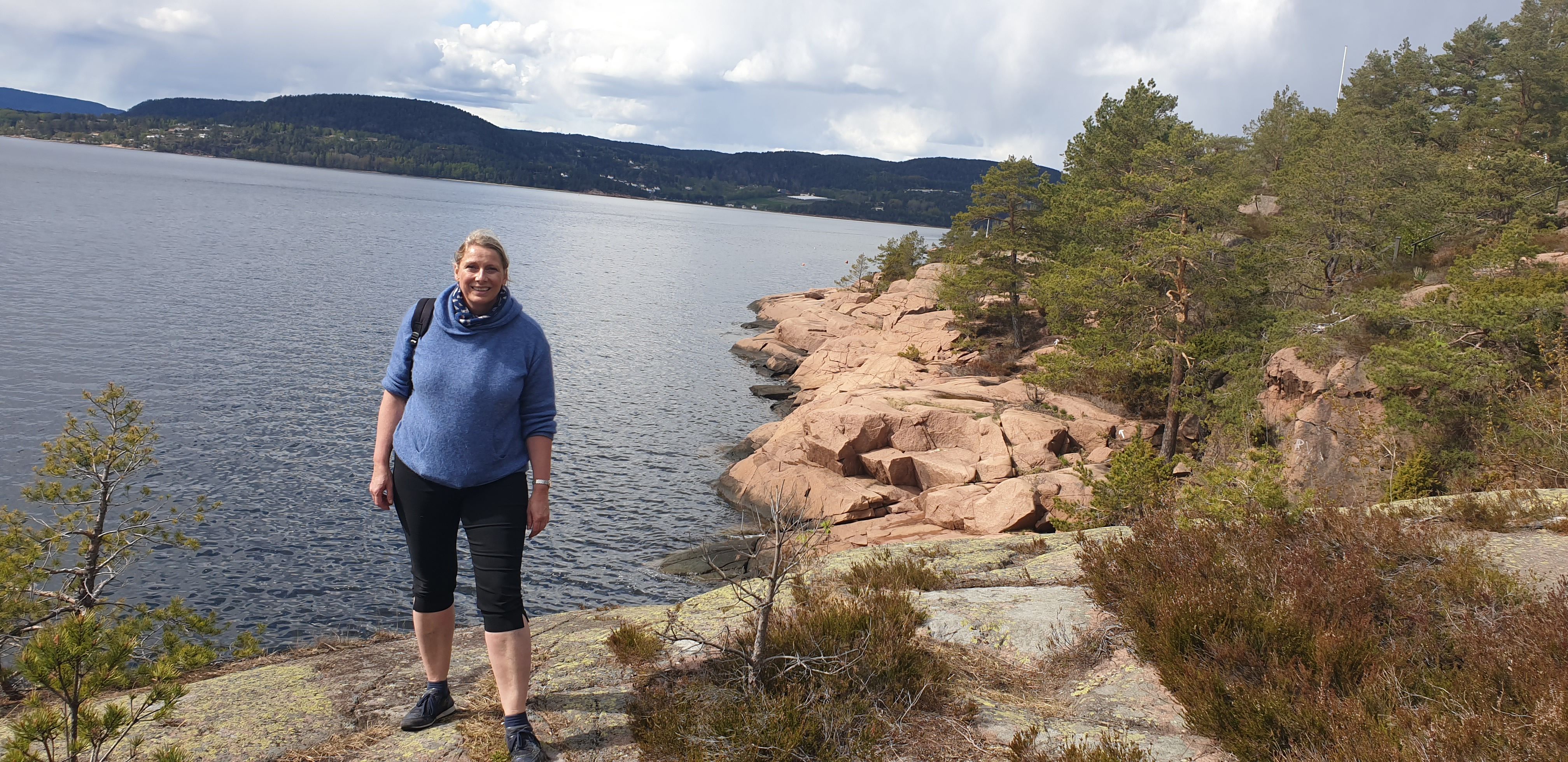 Rød granitt svaberg