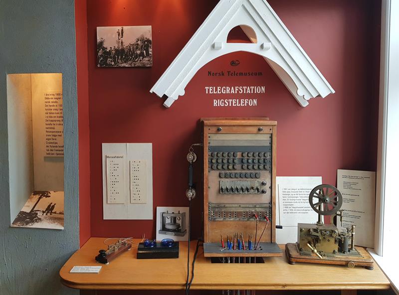 Telegrafutstilling på Kraftmuseet med originalt utstyr som vart brukt til kommunikasjon i kraftindustrien.