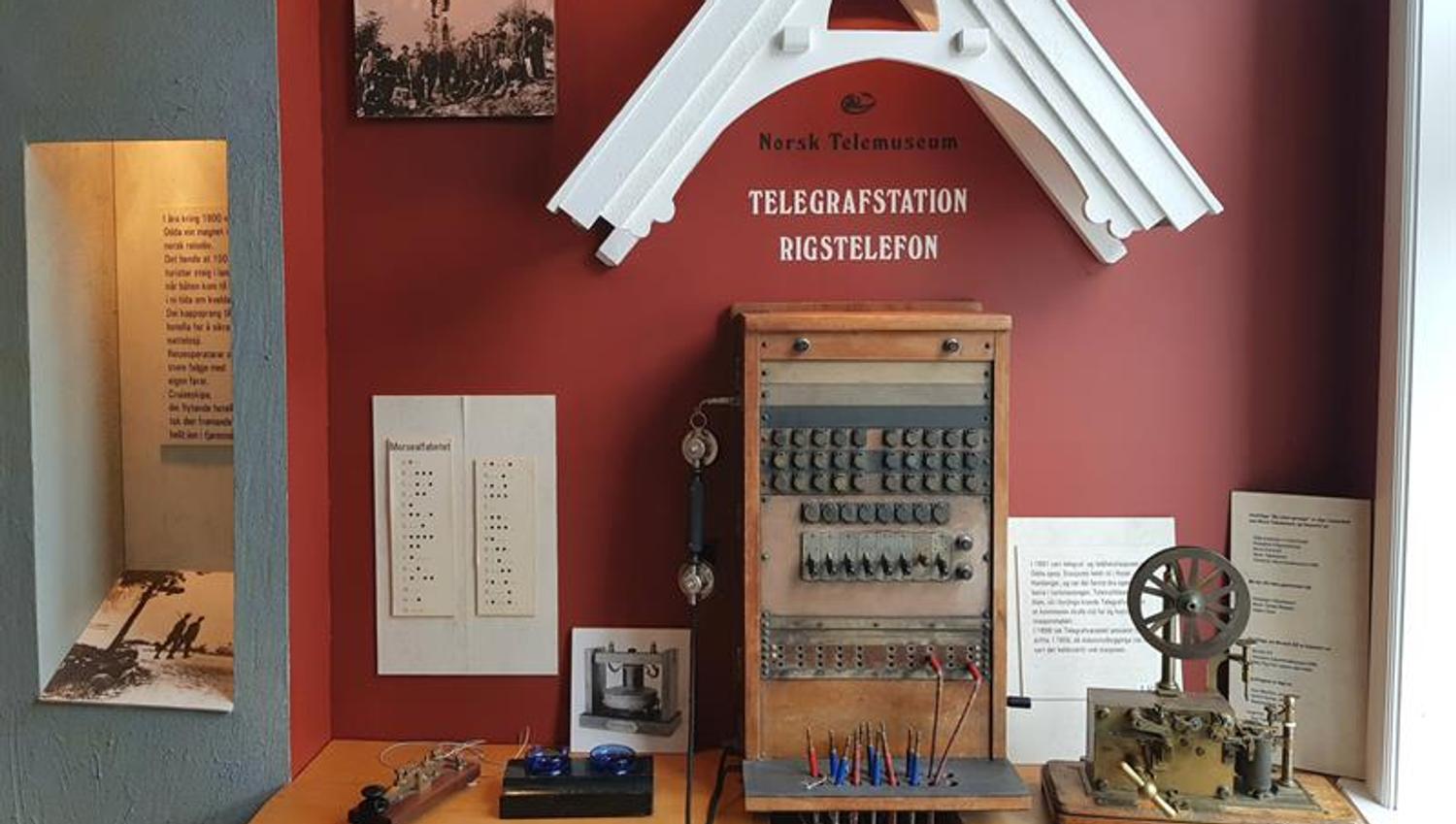 Telegrafutstilling på Kraftmuseet med originalt utstyr som vart brukt til kommunikasjon i kraftindustrien.