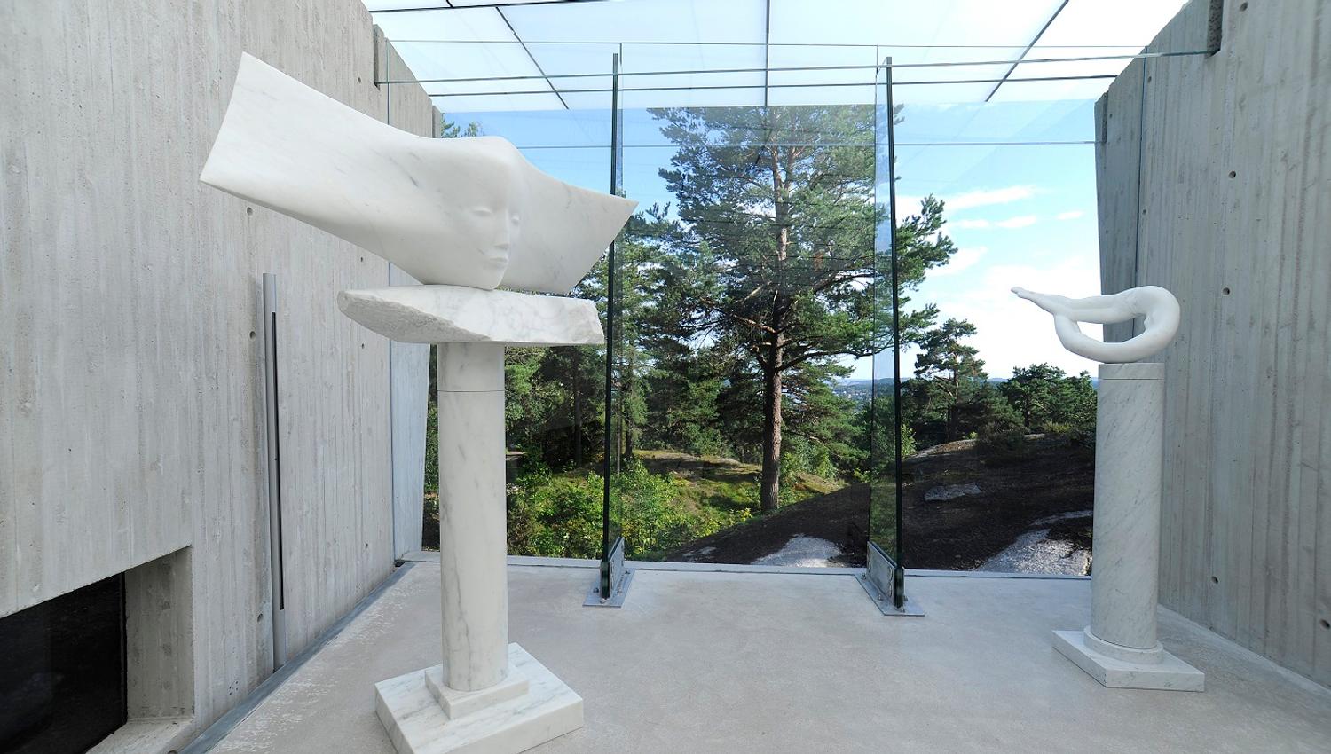 Inne på Midtåsen Skulpturpaviljong i Sandefjord