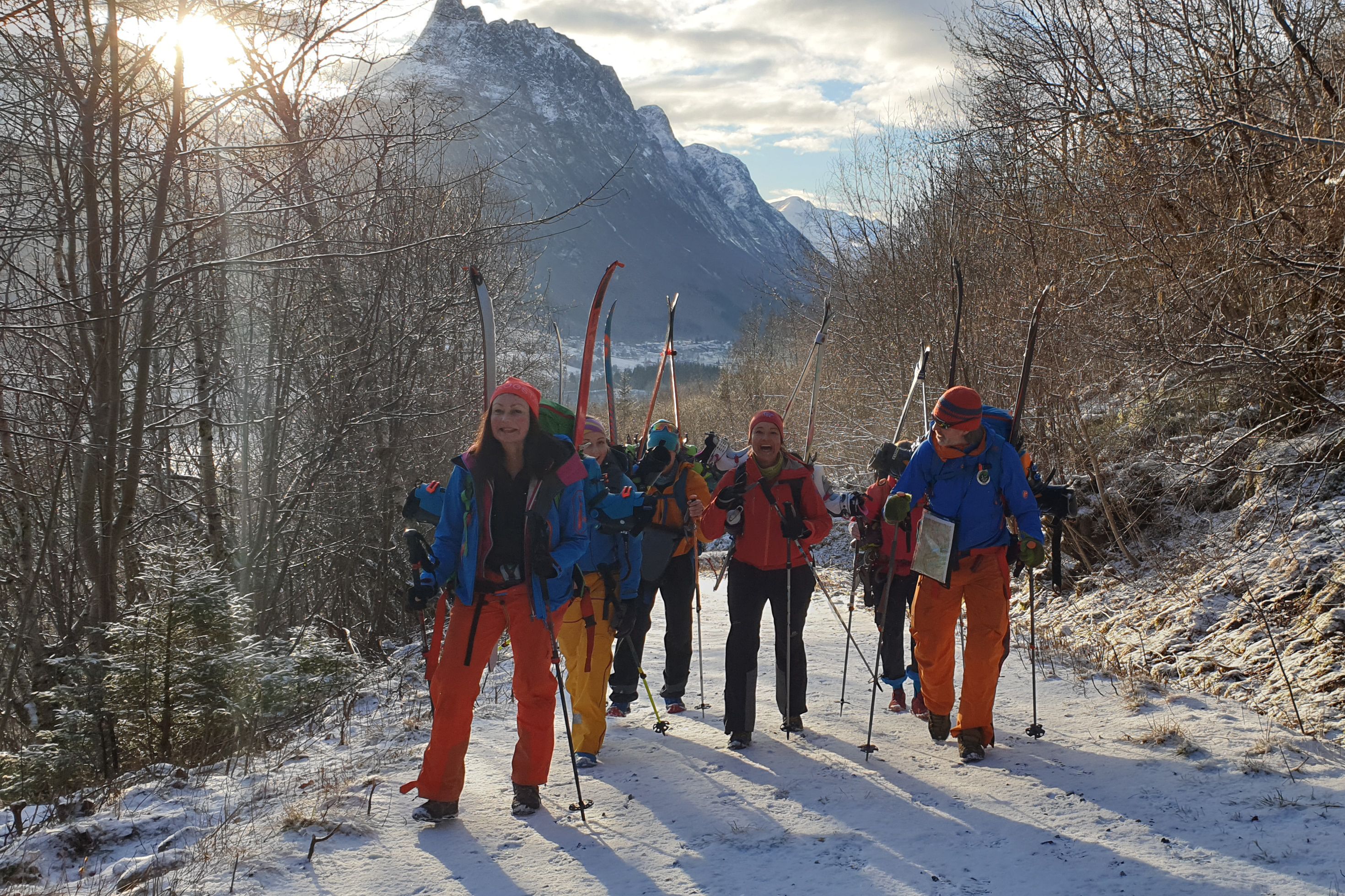 En gjeng på fjelltur i Sykkylven med ski på ryggen