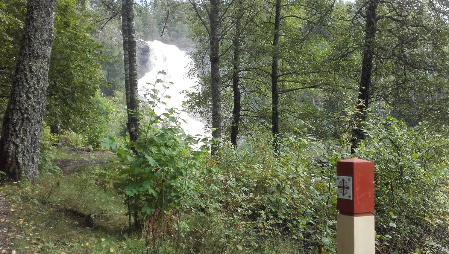 Markert pilegrimsvandring ved grensefossen ved Holtet i Enningdalen, Halden