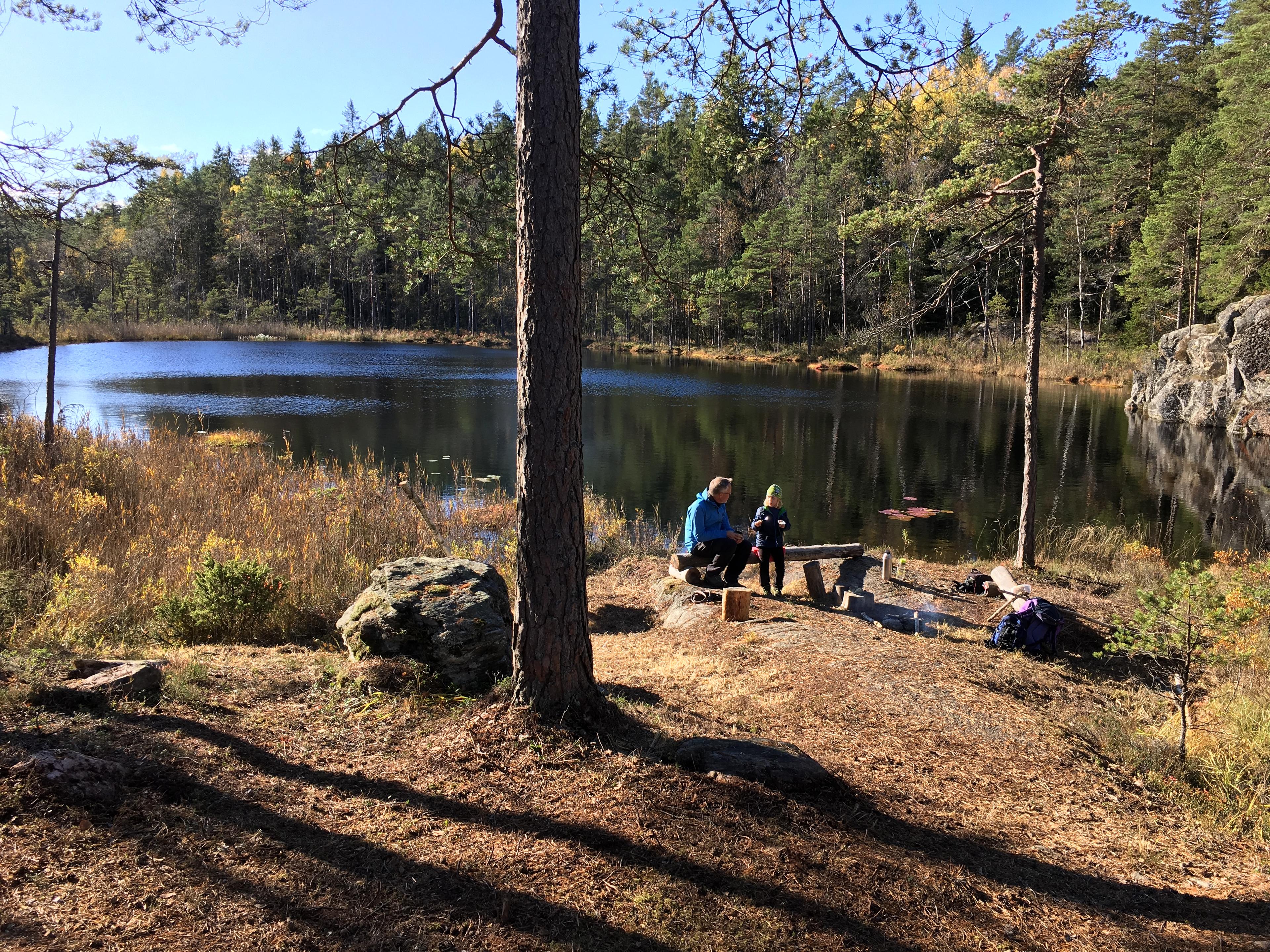 En rast ved ett vann