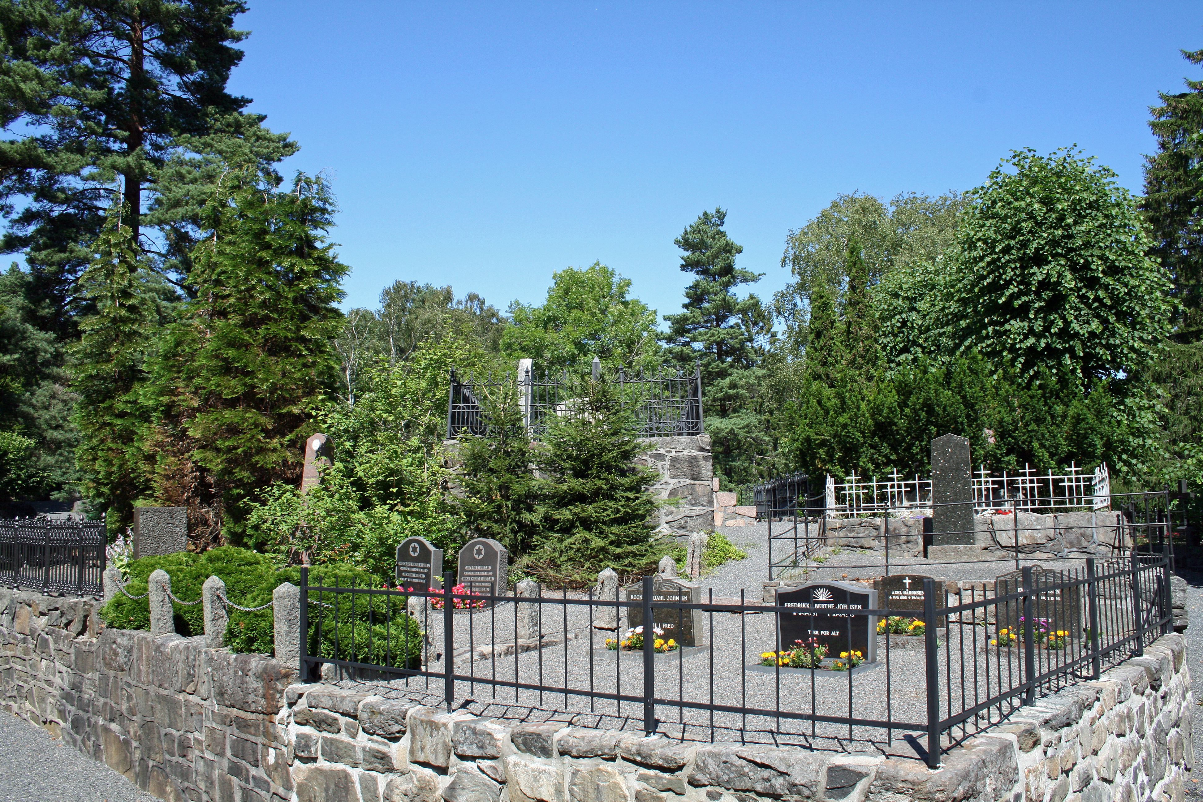 Arendal kirkegård er bygget på flere nivåer