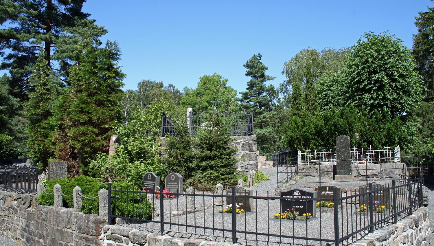 Arendal kirkegård er bygget på flere nivåer