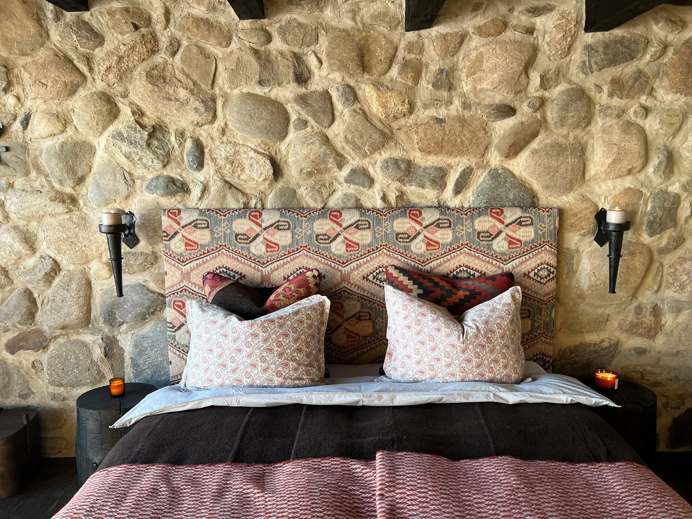 Steinhytte på Kastad Gård, Gjøvik. 
Vinterisolert unik overnatting. 
Vakker seng.