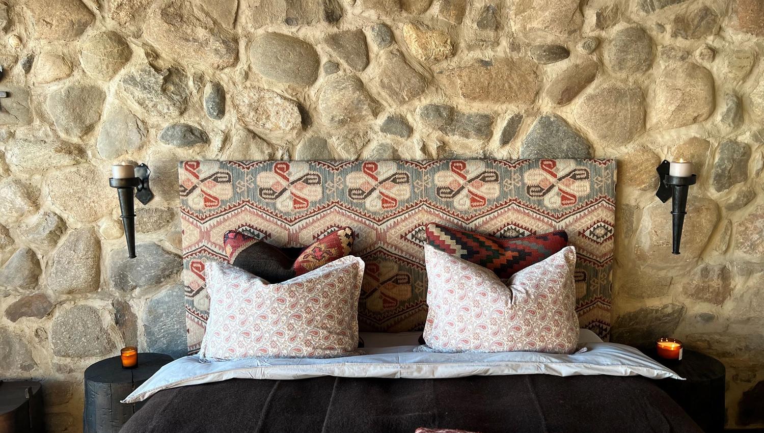 Steinhytte på Kastad Gård, Gjøvik.
Vinterisolert unik overnatting.
Vakker seng.