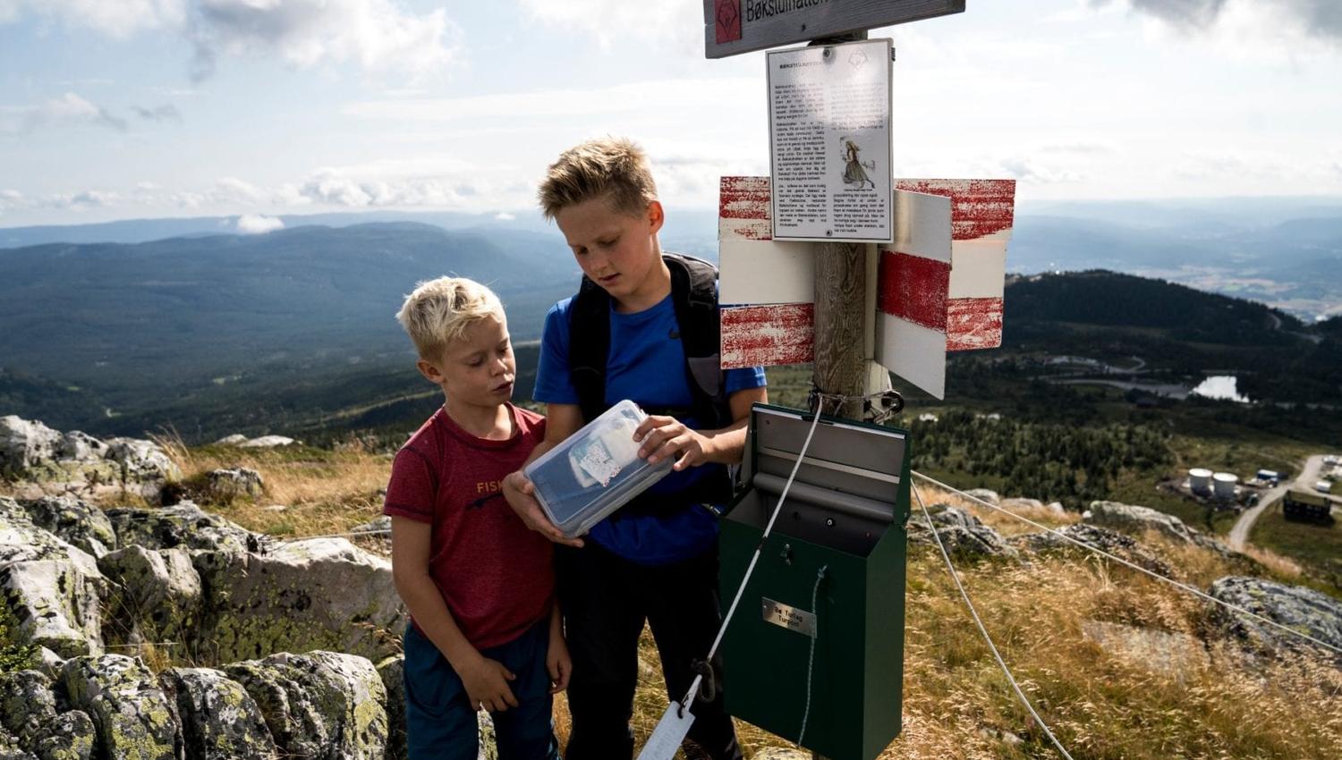 Bilde av to unge gutter som ser på kart på toppen av Bøkstulnatten