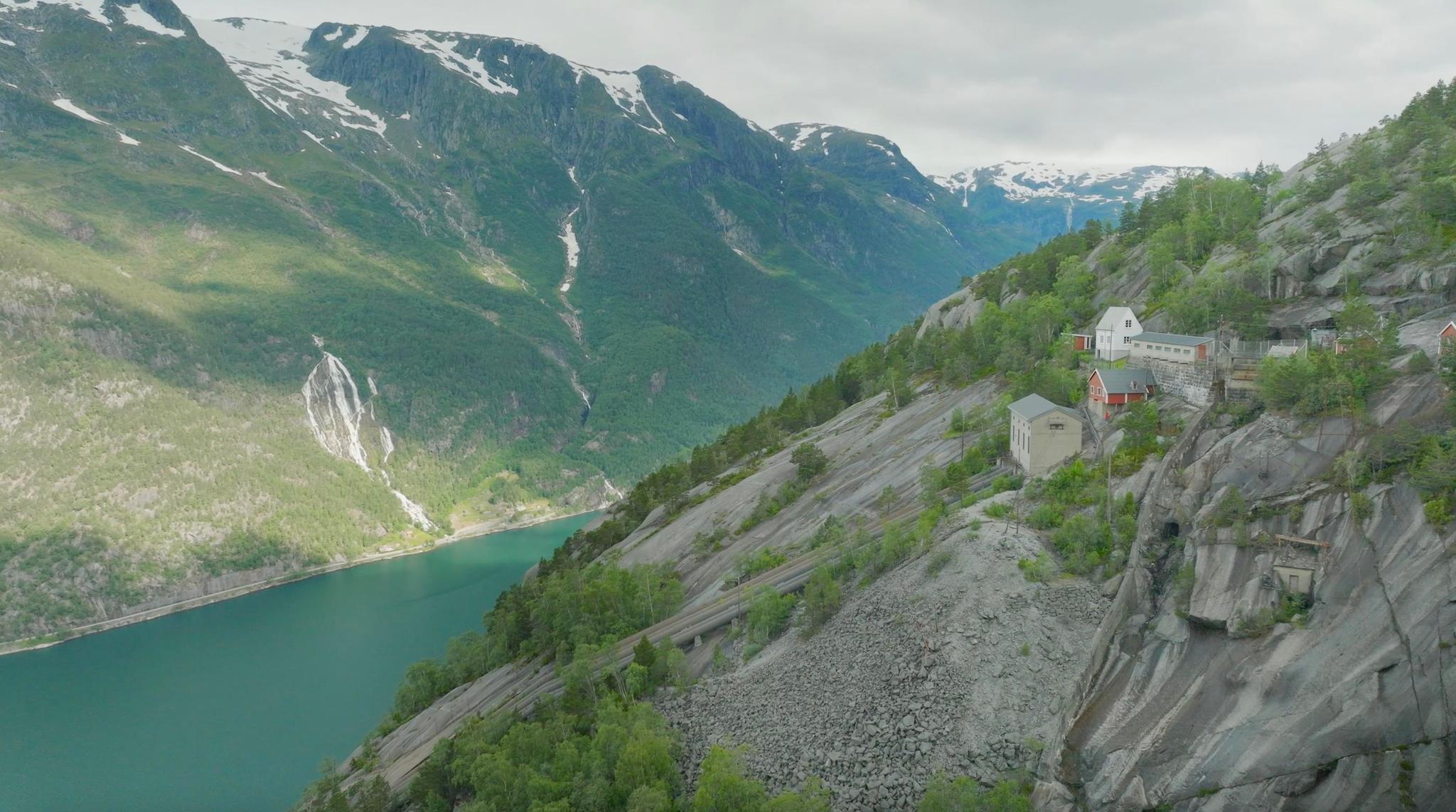 A breathtaking view of Lilletopp and Sørfjorden, surrounded by dramatic mountains and stunning Norwegian nature.