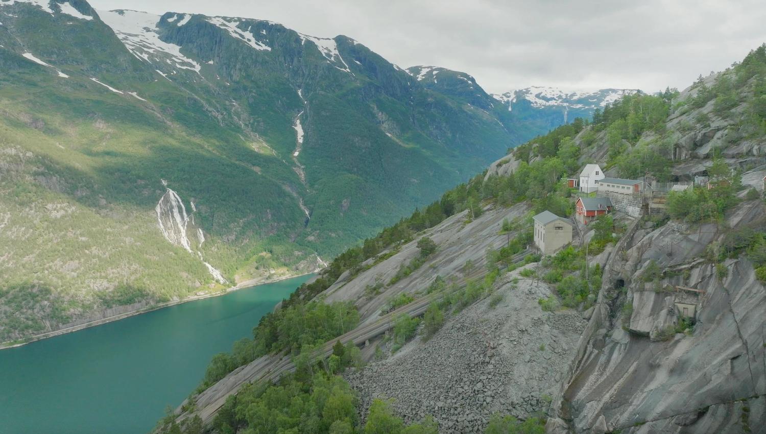 Utsikt over Lilletopp og Sørfjorden frå høgda, med dramatiske fjell og vakker norsk natur.