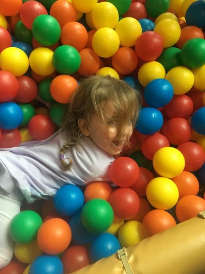 Liten jente leker i ballbinge