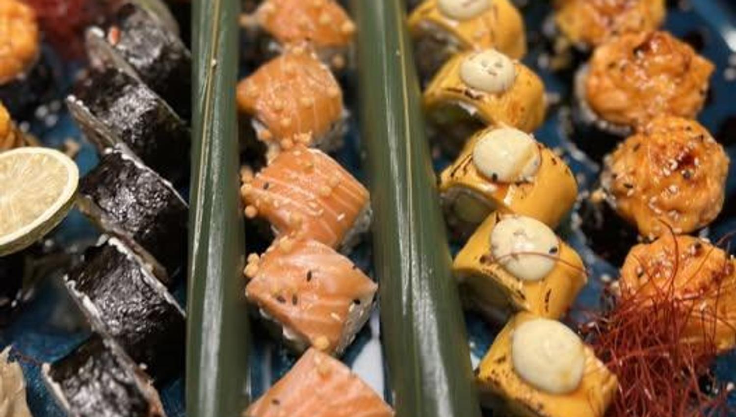 Sushi lagt opp lekker i mønster på ett fat