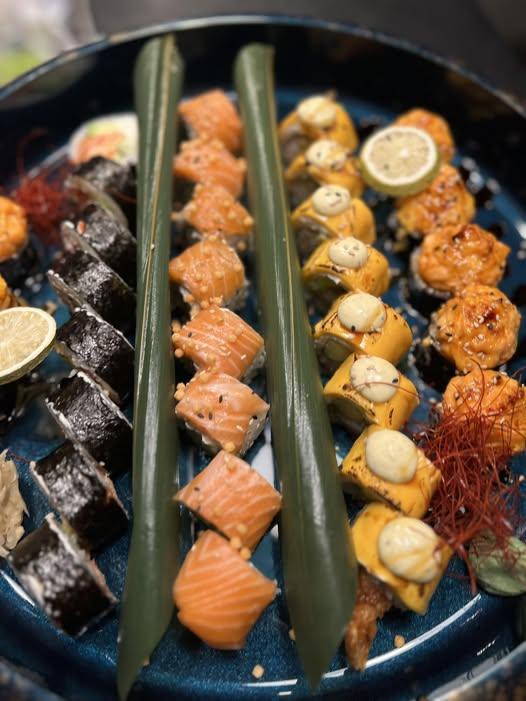 Sushi lagt opp lekker i mønster på ett fat