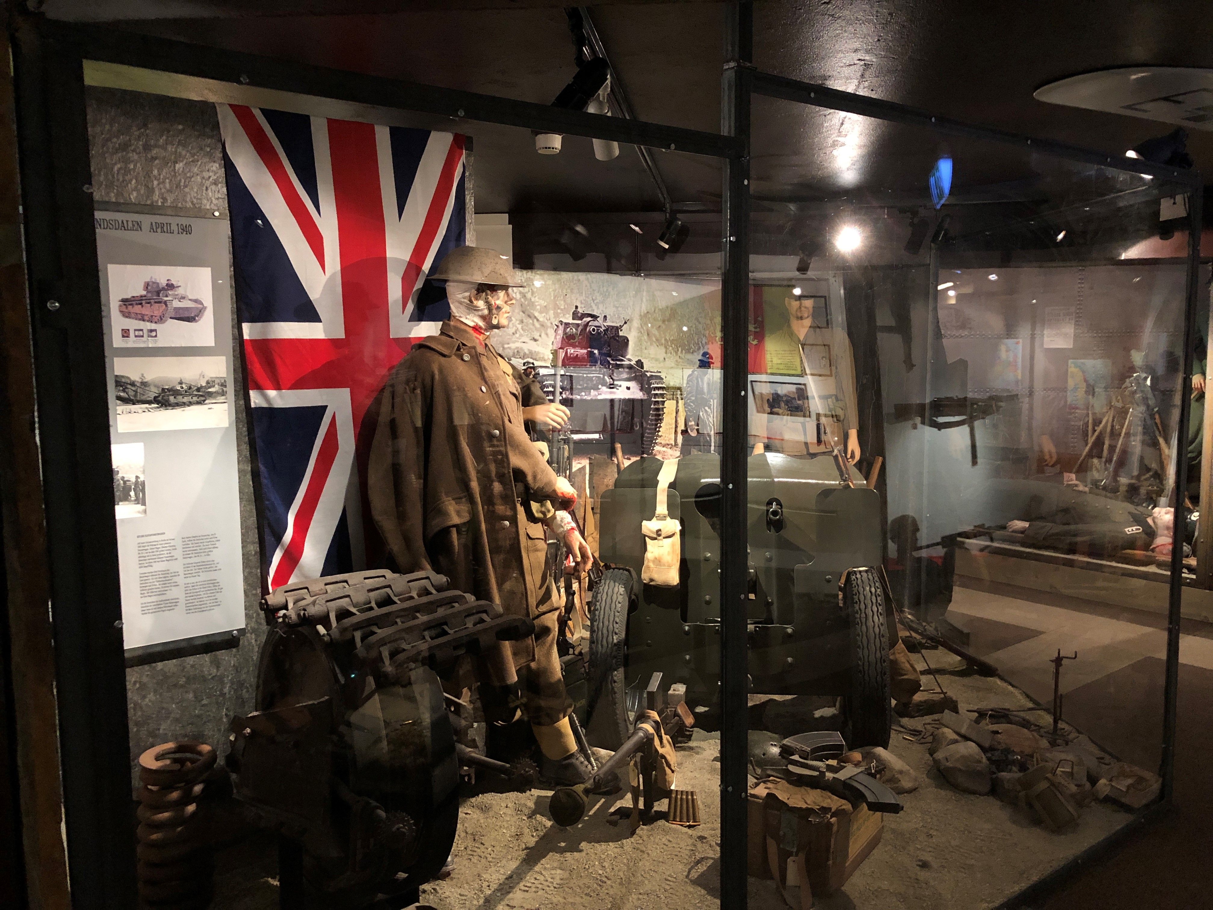 Britsik stilling m Boys antitankrifle og kanon