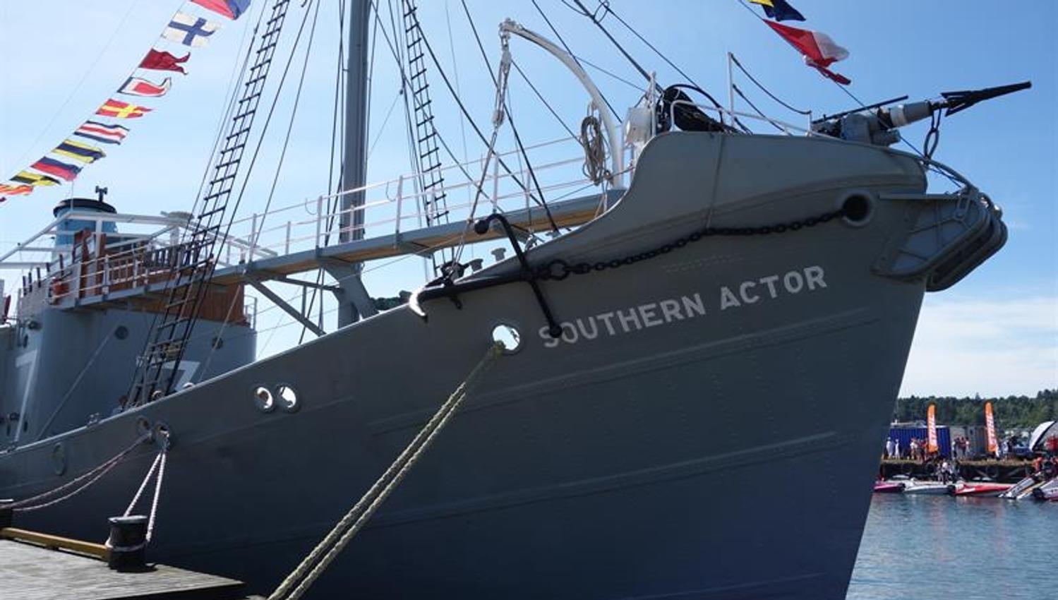 Flag on the whaleboat Southern Actor