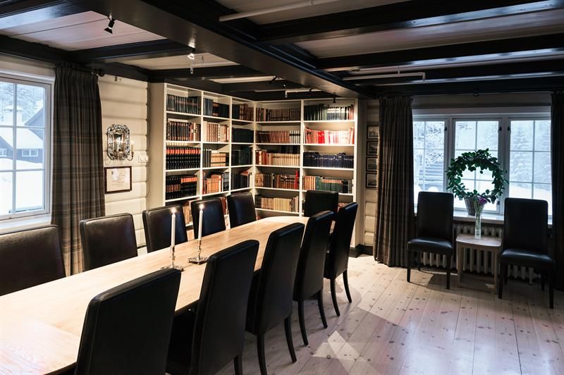 Langbord, bokhyller. Foto