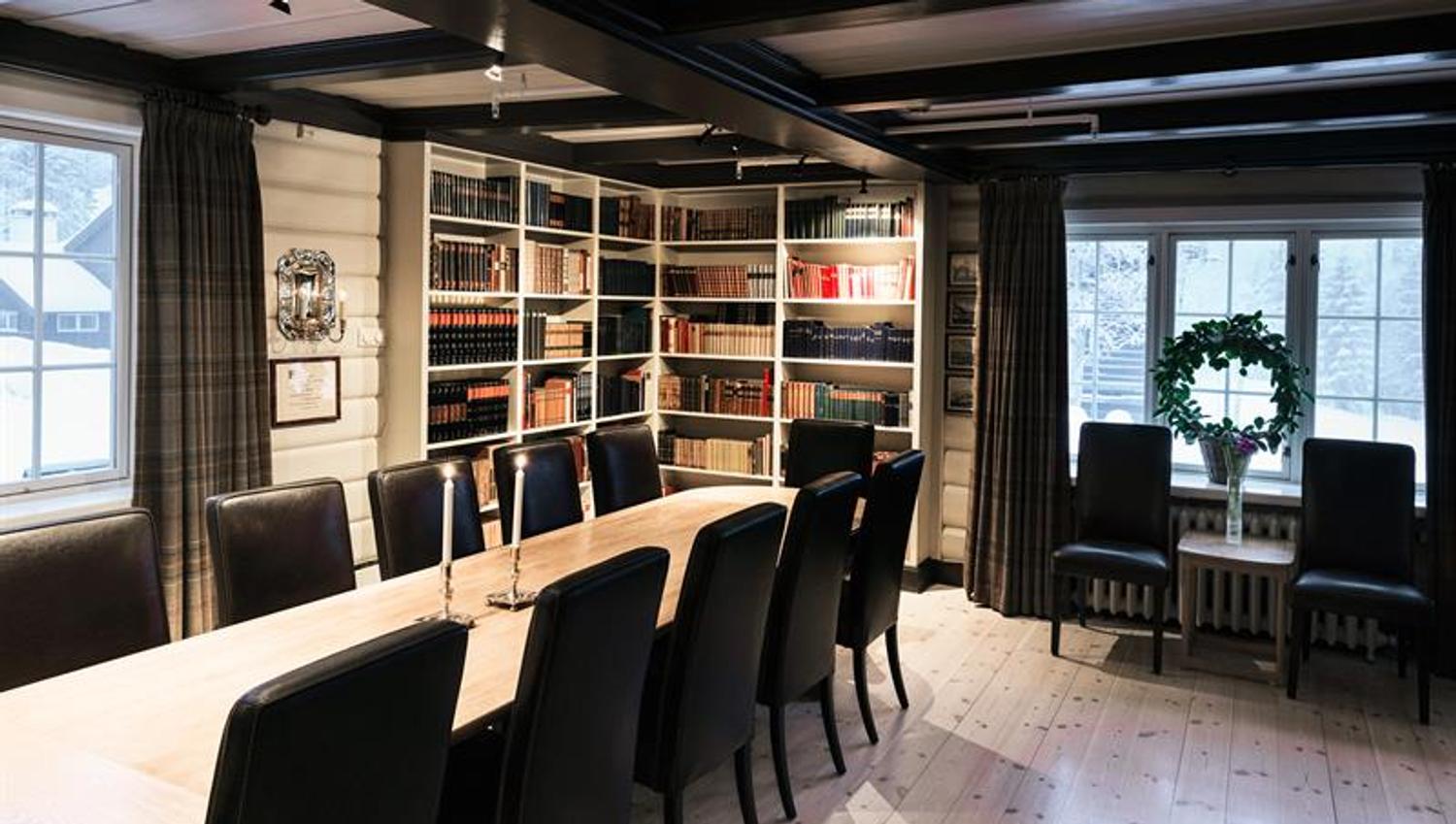 Langbord, bokhyller. Foto