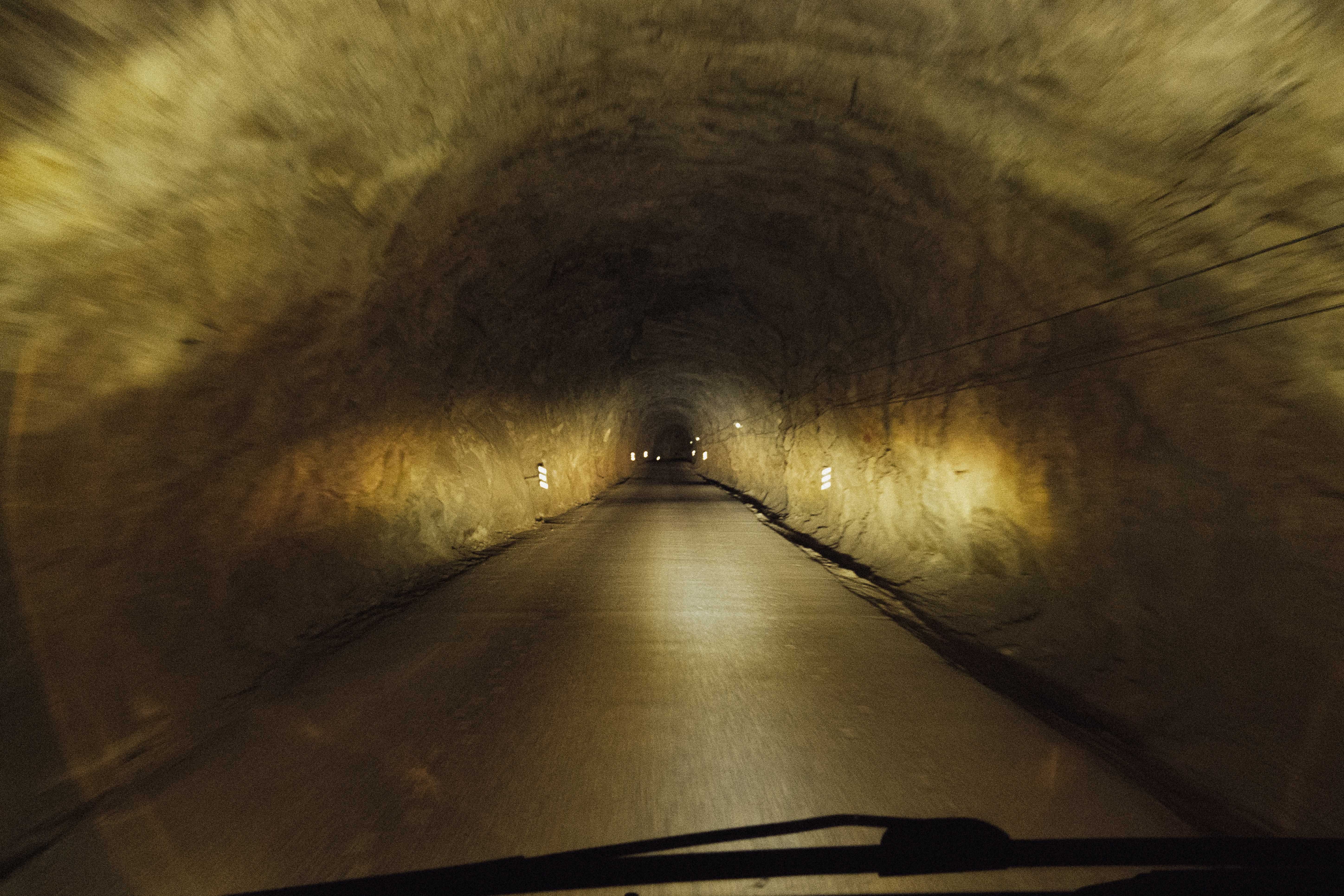 Et bilde fra innsiden av den smale og svakt opplyste tunnelen til Kjeåsen.