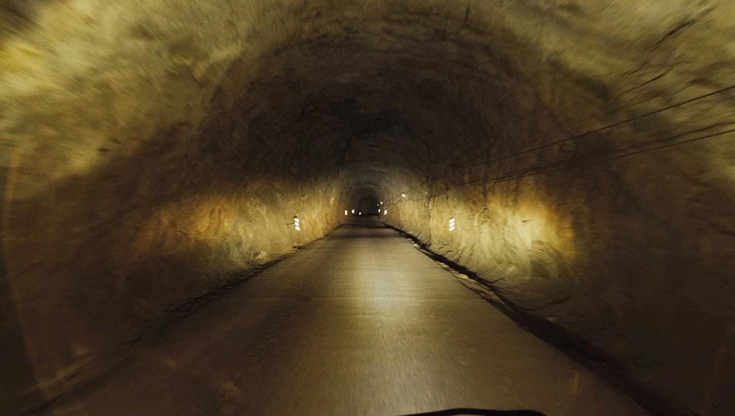 Et bilde fra innsiden av den smale og svakt opplyste tunnelen til Kjeåsen.