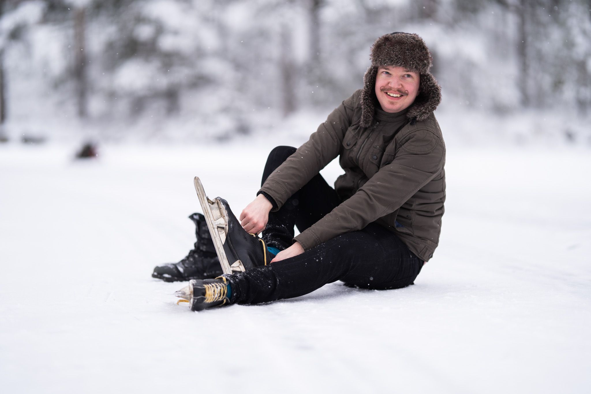 en mann som tar på skøyter