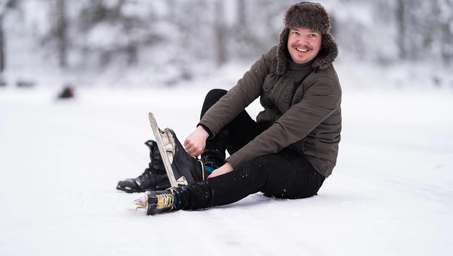 en mann som tar på skøyter