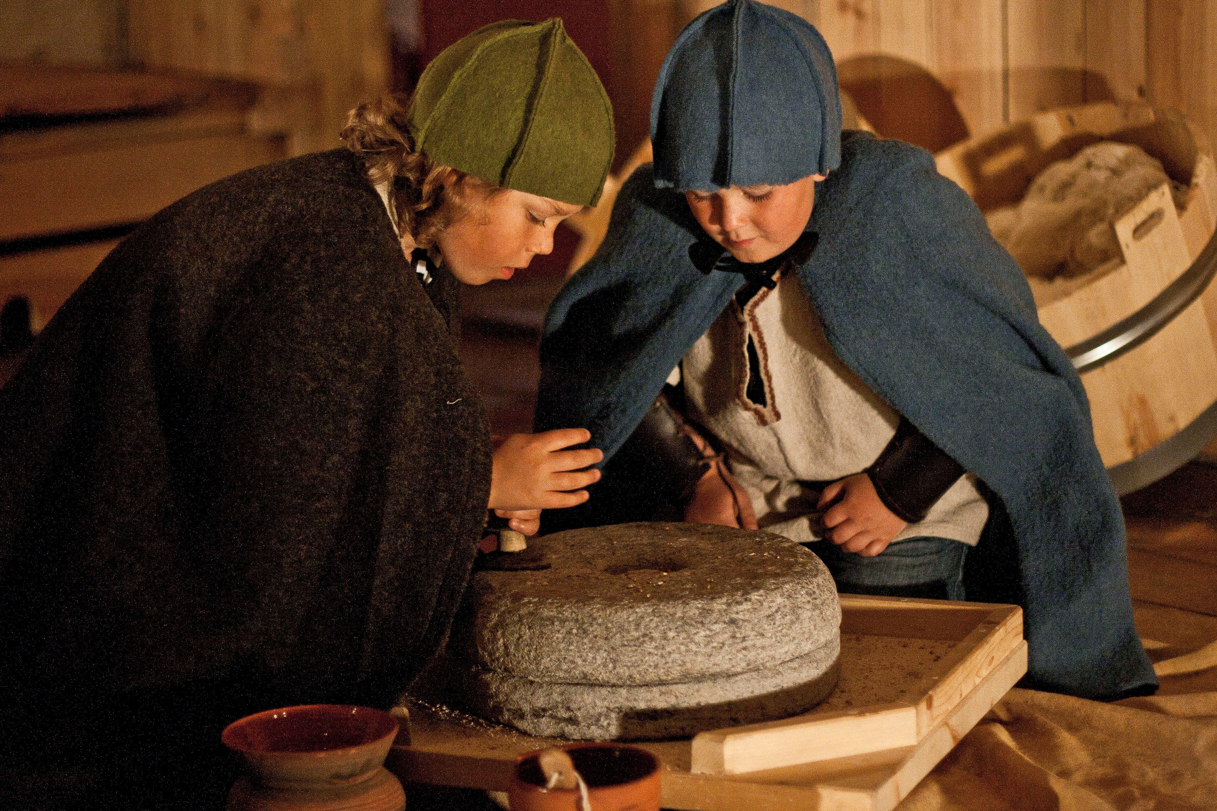 Barn med flintstein