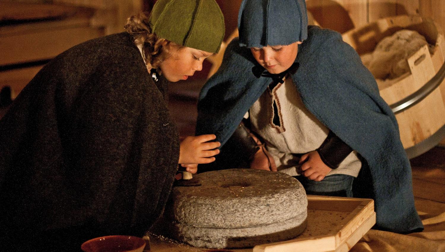 Barn med flintstein