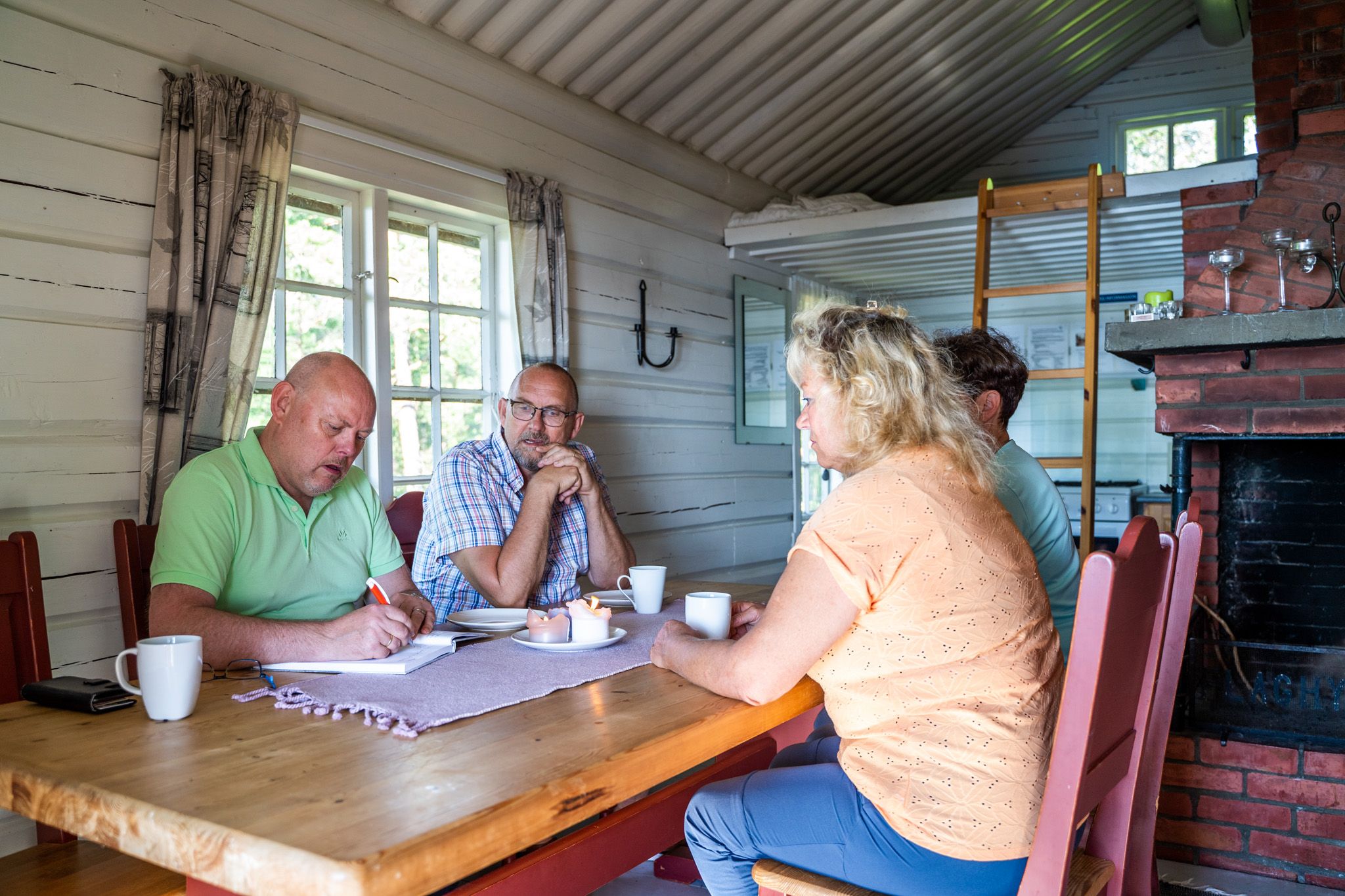Folk som snakker over bord