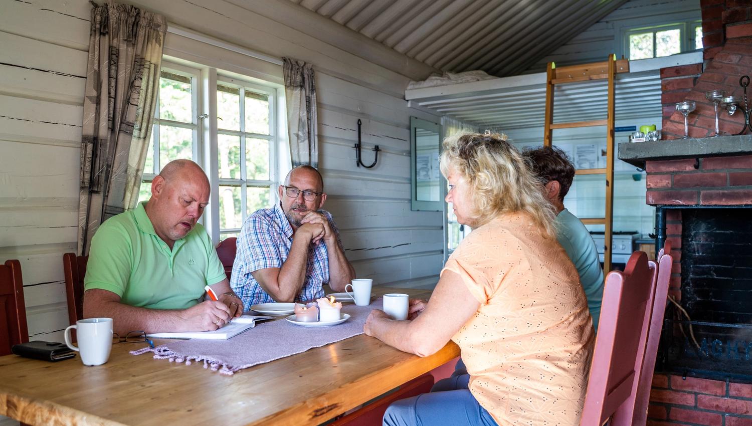Folk som snakker over bord