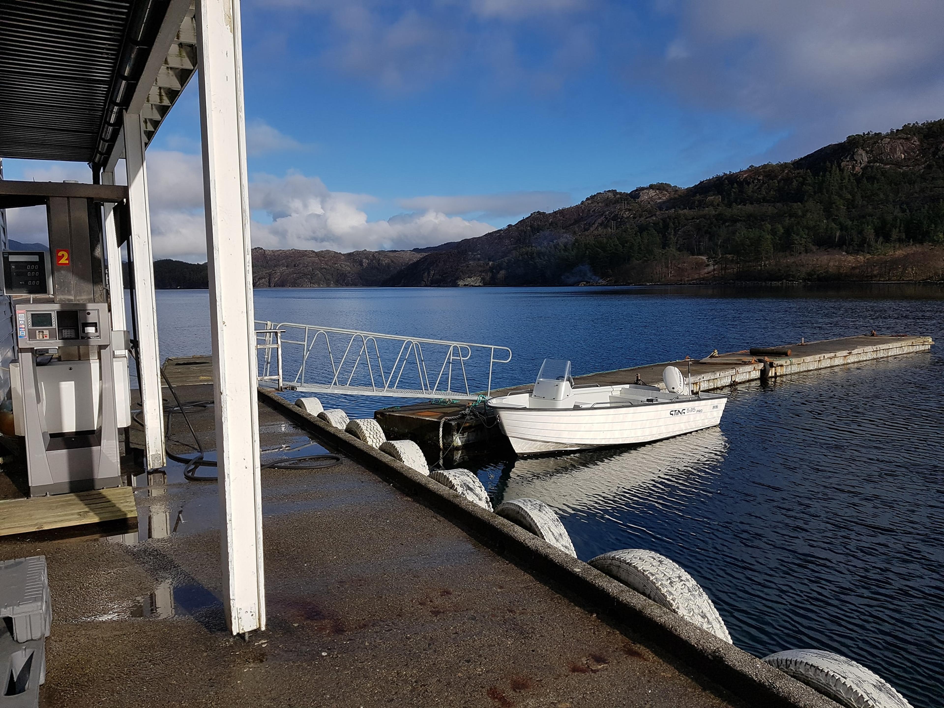 Huglo food shop and marina