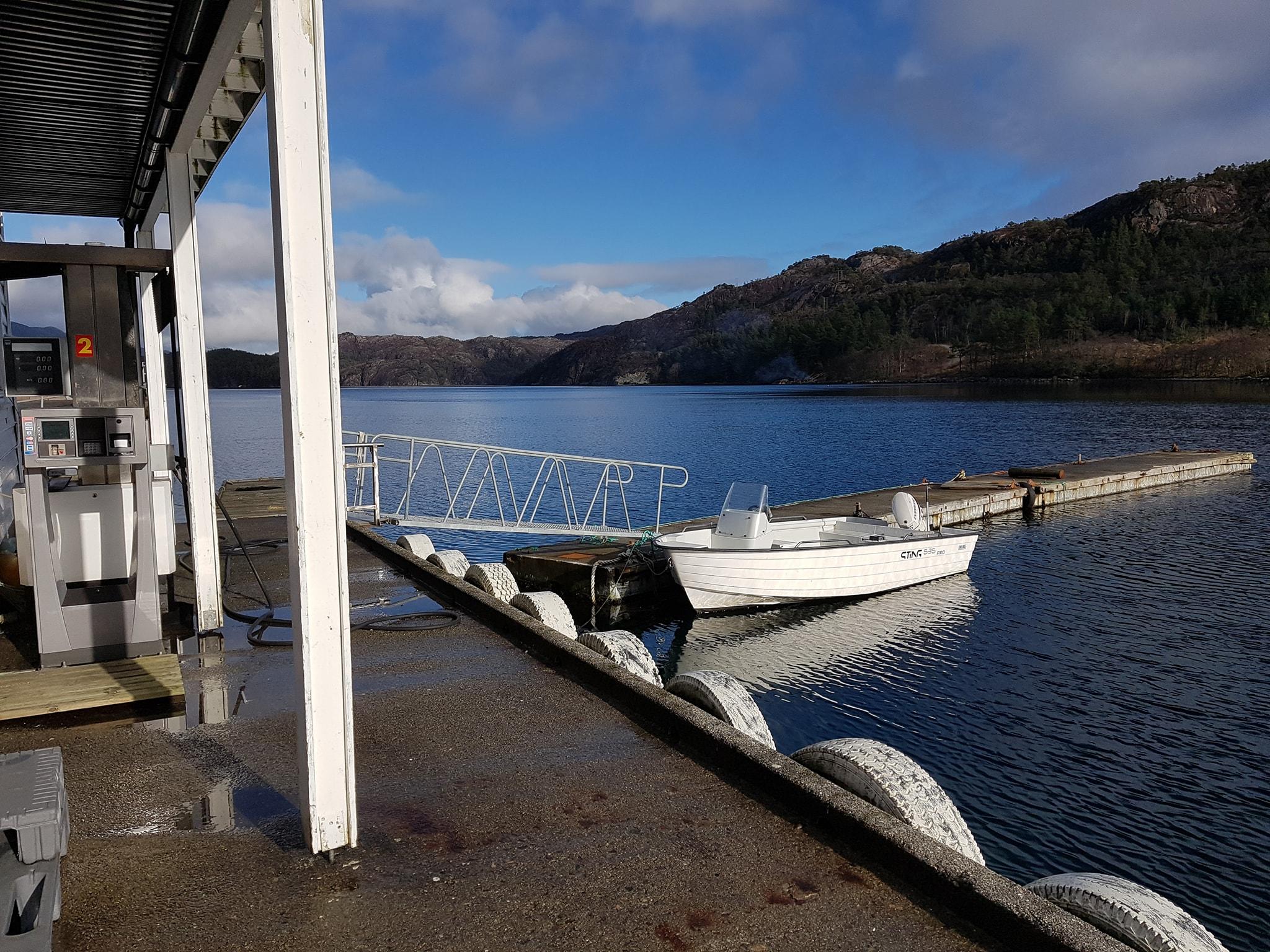 Huglo food shop and marina