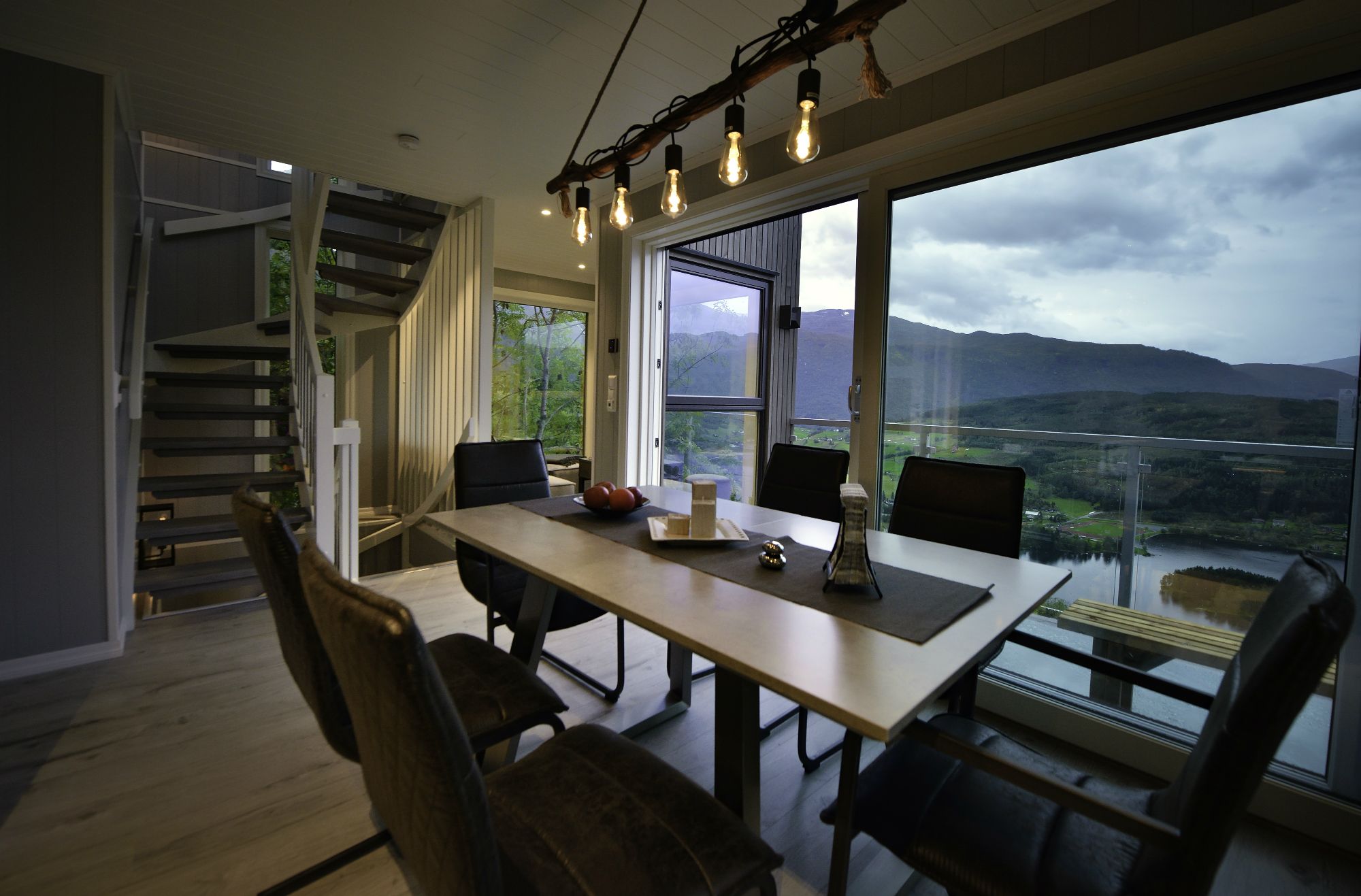 Elegant spisebord med panoramautsikt over fjorden i Hardanger Panorama Lodge.