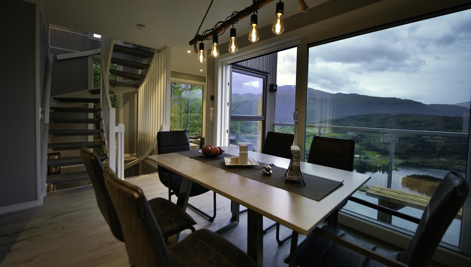 Elegant spisebord med panoramautsikt over fjorden i Hardanger Panorama Lodge.