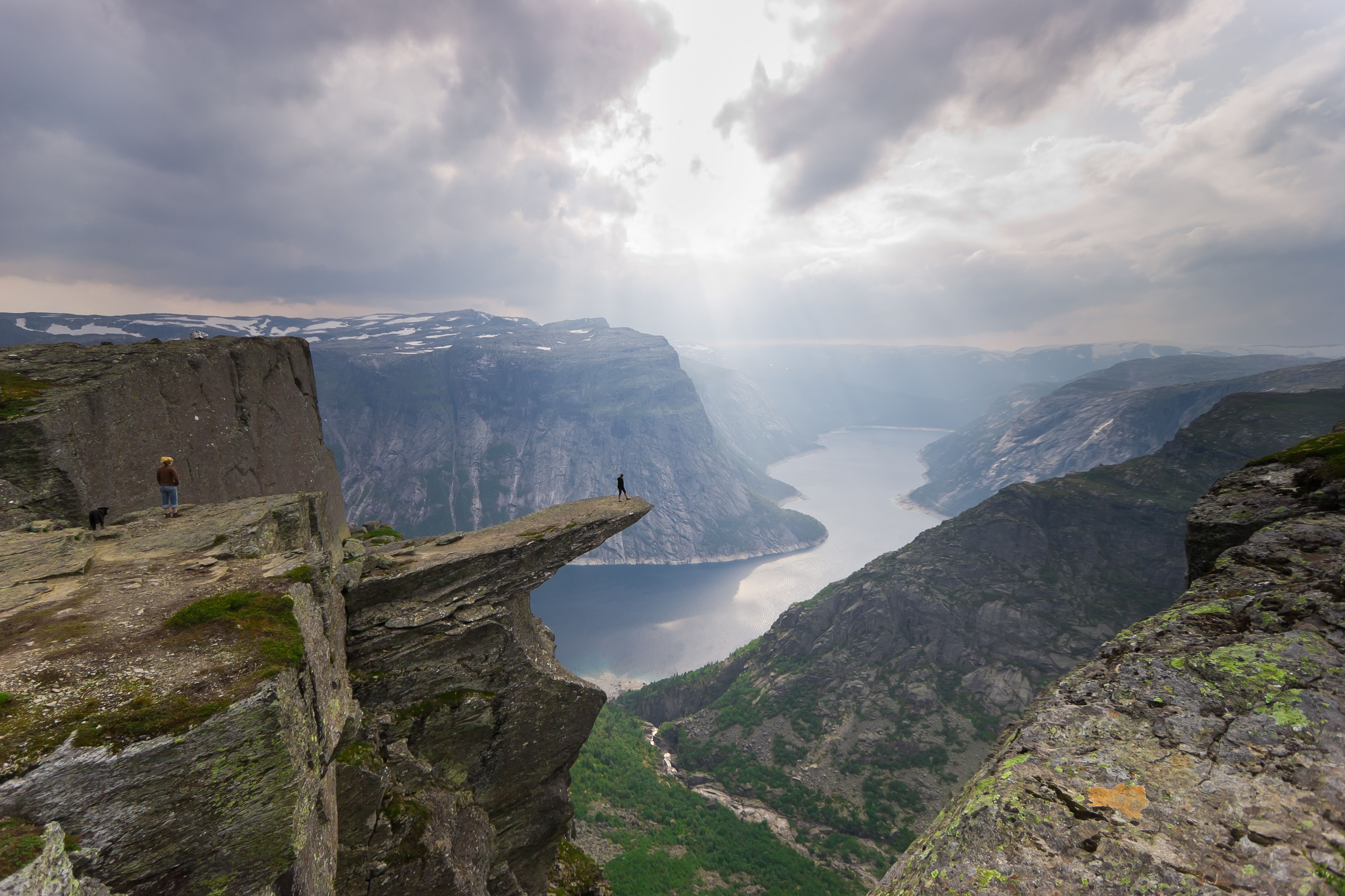 Trolltunga badar i dramatisk lys over Hardangerfjorden, ein ikonisk destinasjon for eventyrlystne turgåarar.