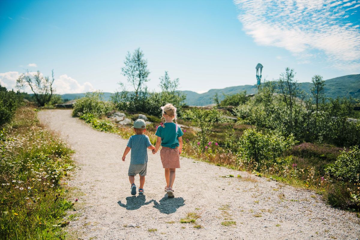 barn går på opplevelsessti Vasseventyret på Haukeli