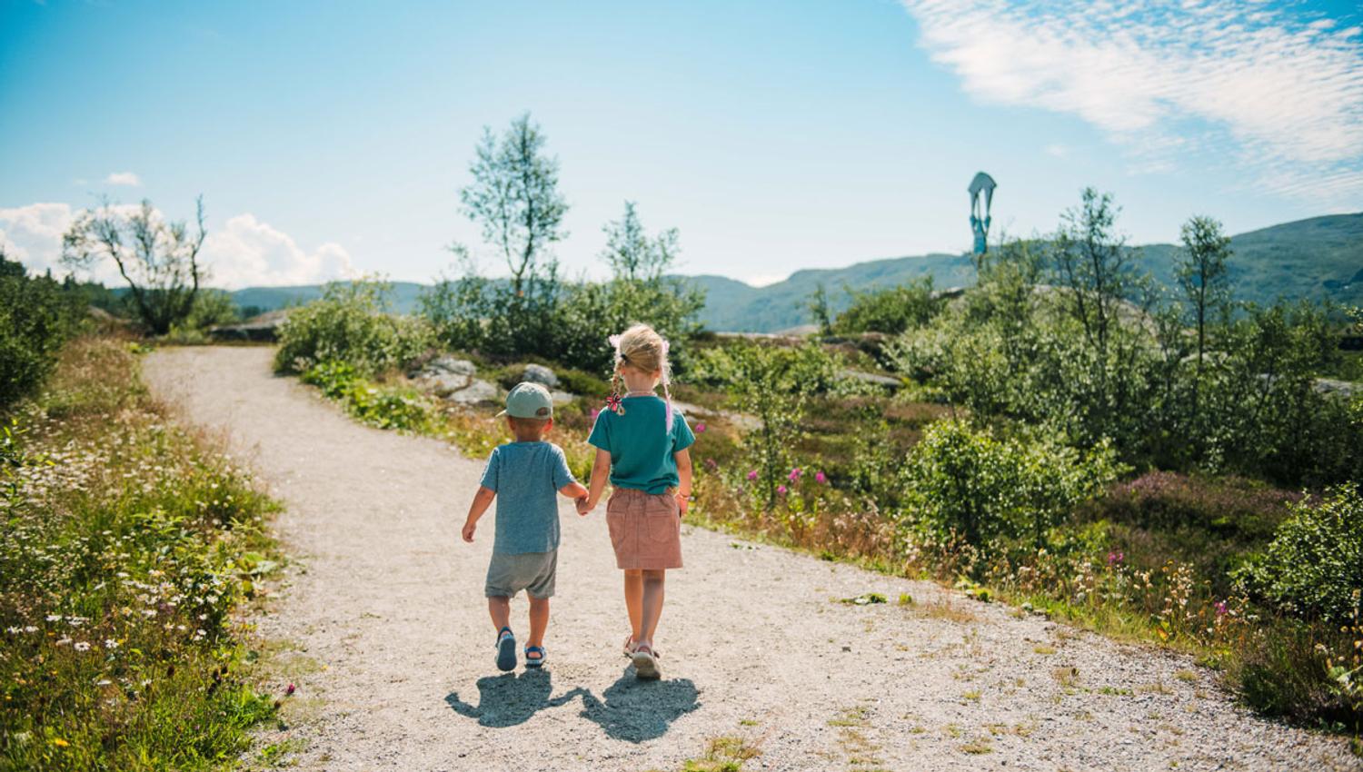 barn går på opplevelsessti Vasseventyret på Haukeli