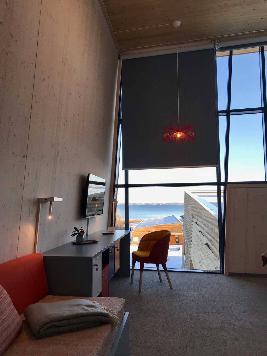 Hotellrom, pult og stol, vindu med utsikt