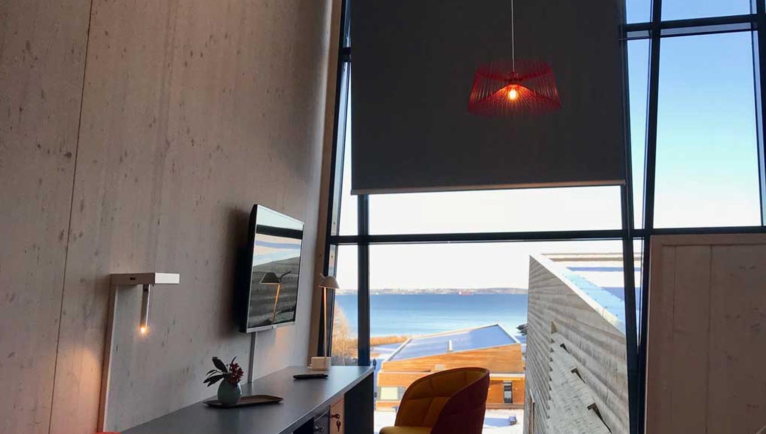 Hotellrom, pult og stol, vindu med utsikt