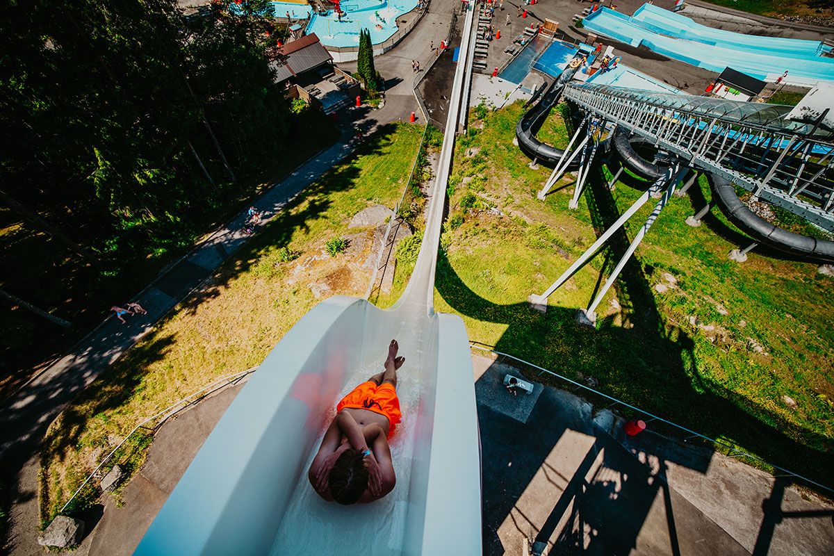 gutt sklier ned Magasuget på Bø Sommarland
