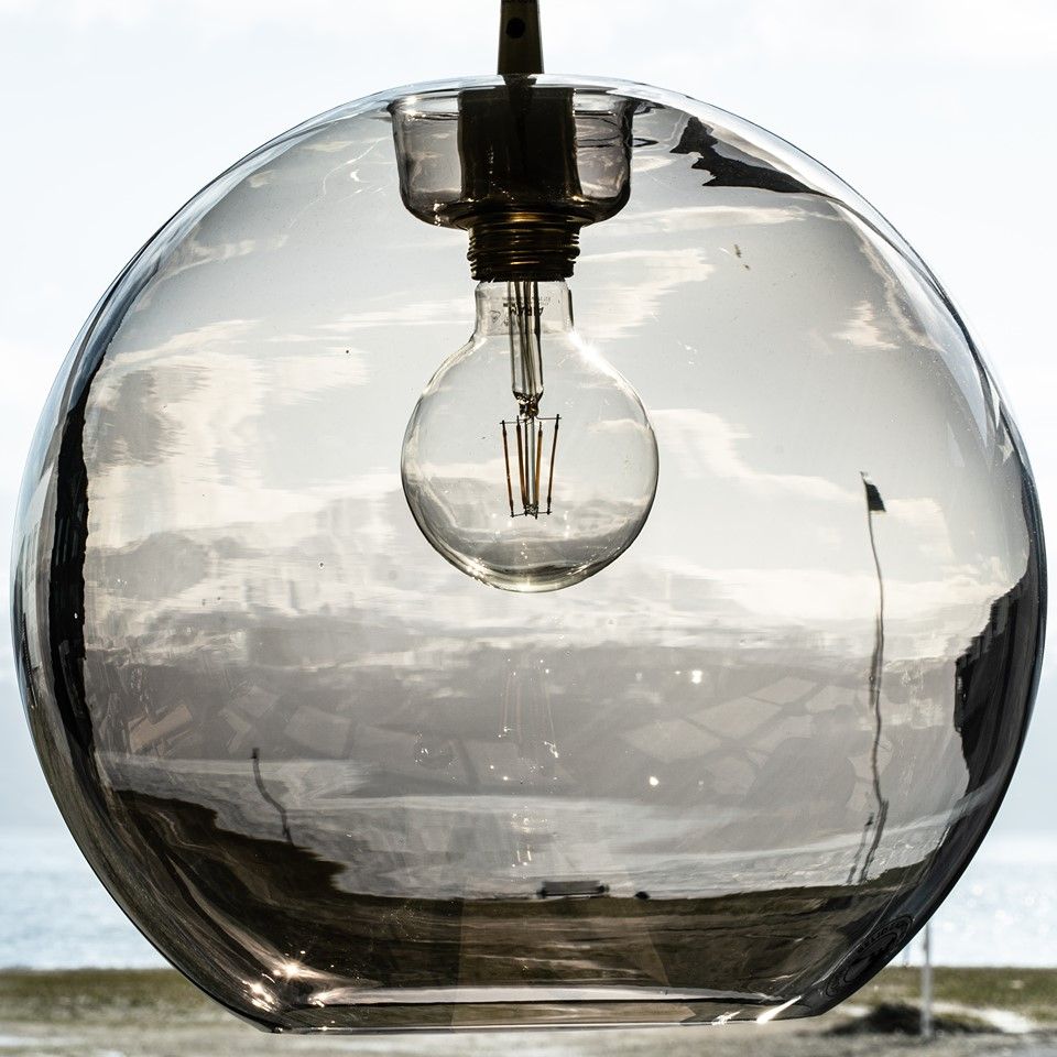 Moderne dekorativ detalj med utsikt mot Hardangerfjorden i bakgrunnen.